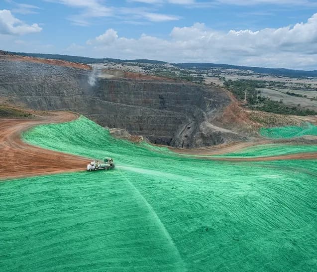 Operação de hidrossemeadura em progresso